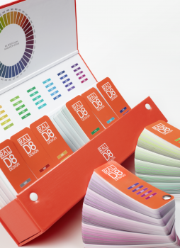 RAL D8 Gestaltungsbox mit 1.825 Farbtönen in 8 Fächern
